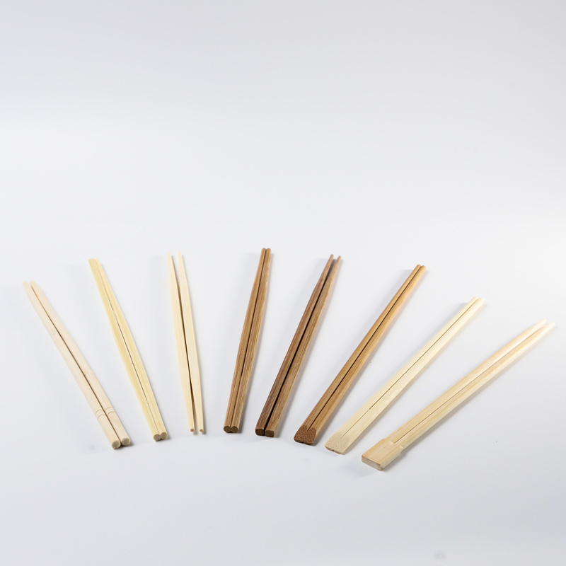Des baguettes jetables en bambou pour les restaurants japonais de sushi avec enveloppe en papier.