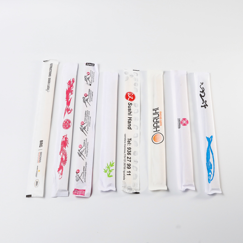 Des baguettes jetables en bambou pour les restaurants japonais de sushi avec enveloppe en papier.