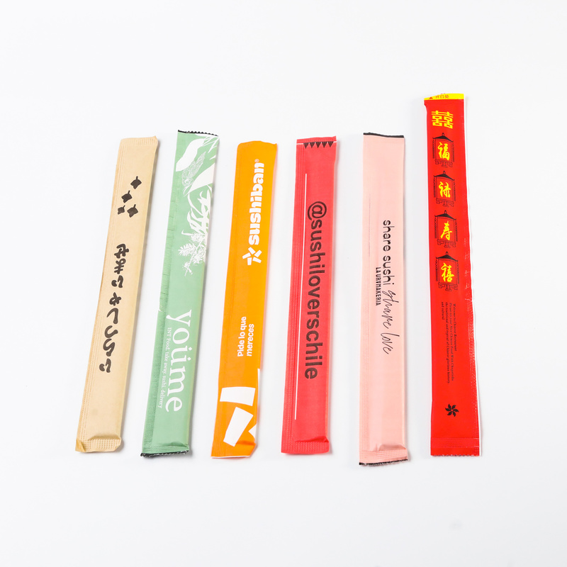 Des baguettes jetables en bambou pour les restaurants japonais de sushi avec enveloppe en papier.