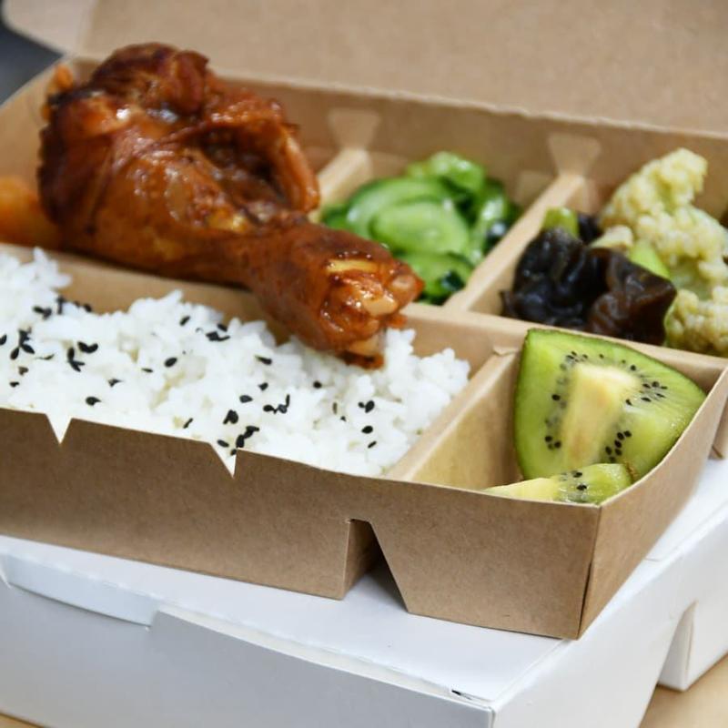 Meilleur et moins cher Contenant de préparation de repas jetable à 4 compartiments Boîte à lunch en papier kraft multi-grilles